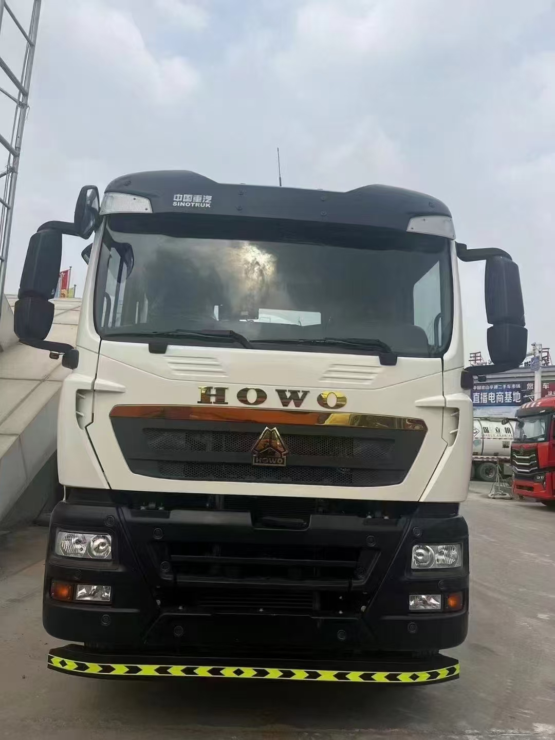 Howo tx; Základný podvozok nákladného automobilu; Predná nápravy do strednej nápravy 4,9 m, rám 6,6 m, stredná nápravy do zadnej nápravy 1,35 m, stredná nápravy na zadnú časť 2,7 m