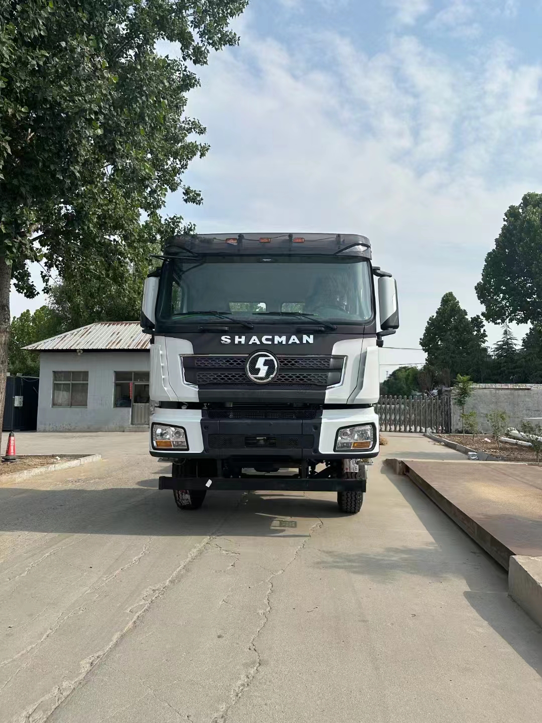 Exportujte nové autá do vášho domova Shaanxi Automobile DeLonghi X3000-8x4 National V, Steel Bridge, Manuálna prevodovka, veľká škatuľka je možné prispôsobiť, najviac 🔥 model v Strednej Ázii a Rusku